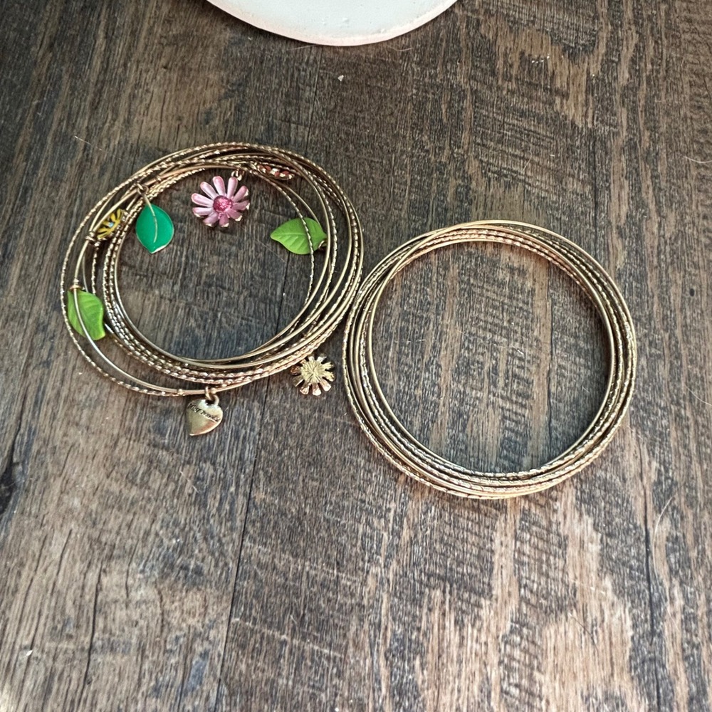 Betsey Johnson Gold Tone Enamel Flower Leaf Bangle Bracelet Set‎ Whimsical Boho